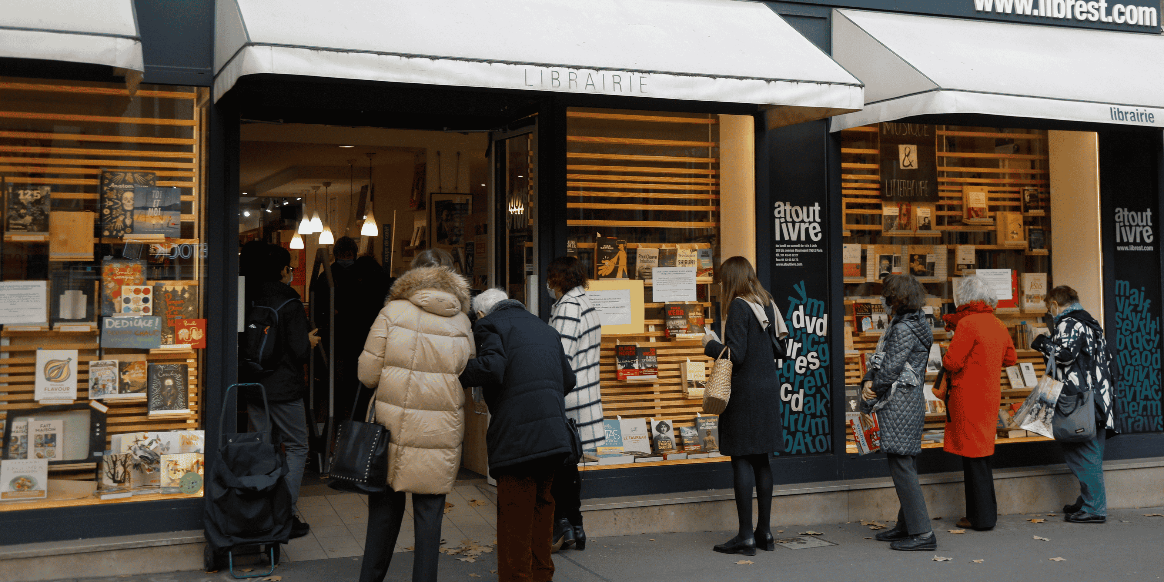 Macron annonce la reouverture des commerces samedi en france