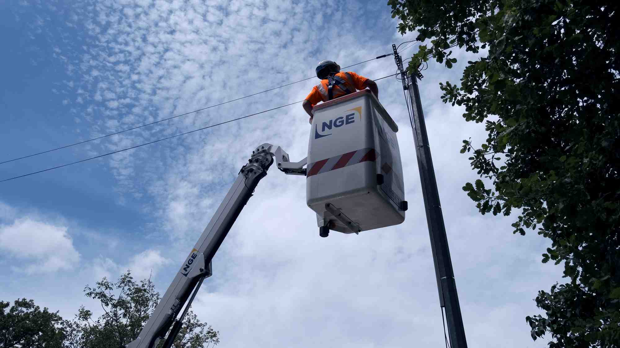 NGE, numéro quatre du BTP en France, vient de remporter un gros contrat de 320 millions d'euros pour raccorder à la fibre les foyers ruraux les plus éloignés des centres urbains en Auvergne.