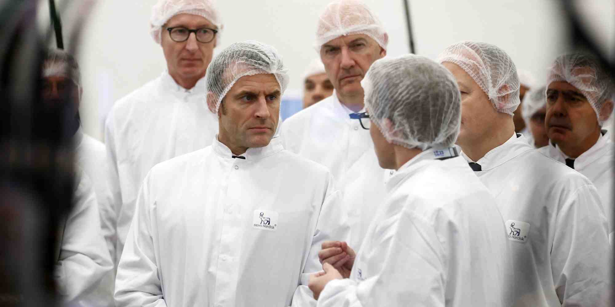 Jeudi, dans les locaux de Novo Nordisk à Chartres (Eureet-Loir), son PDG, Lars Fruergaard Jorgensen (à gauche), Emmanuel Macron et Roland Lescure, ministre de l’Industrie.