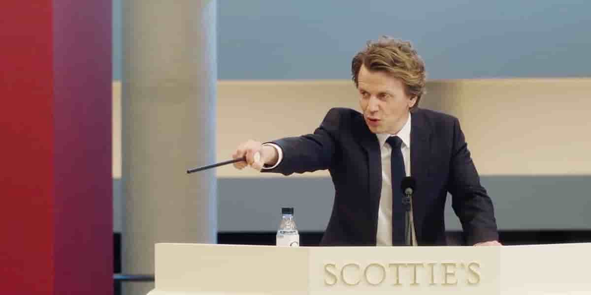 Alex Lutz incarne André Masson, commissaire- priseur.