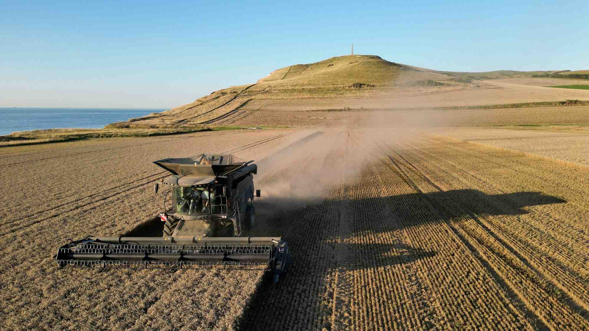 Un agriculteur francais recolte son champ de ble a escalles