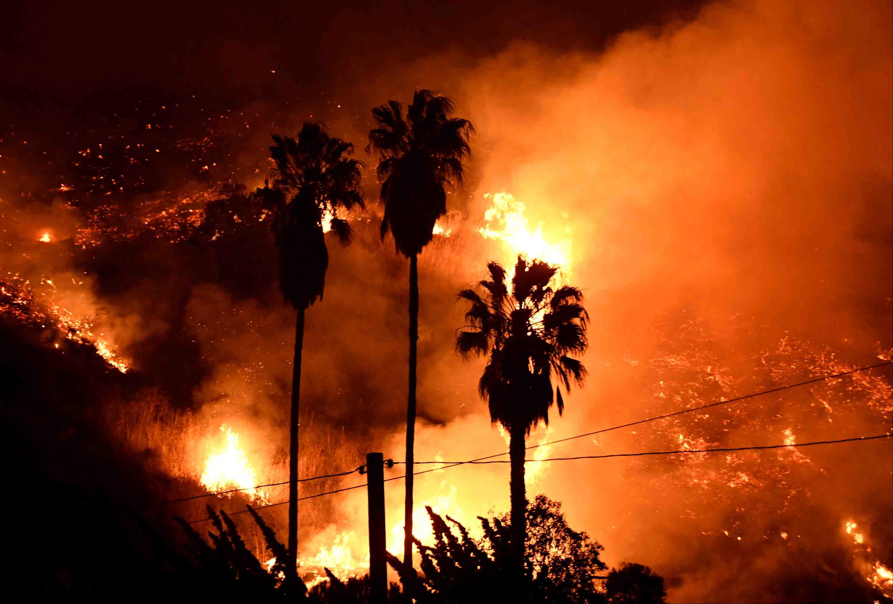 Incendies de foret d'ampleur pres de los angeles