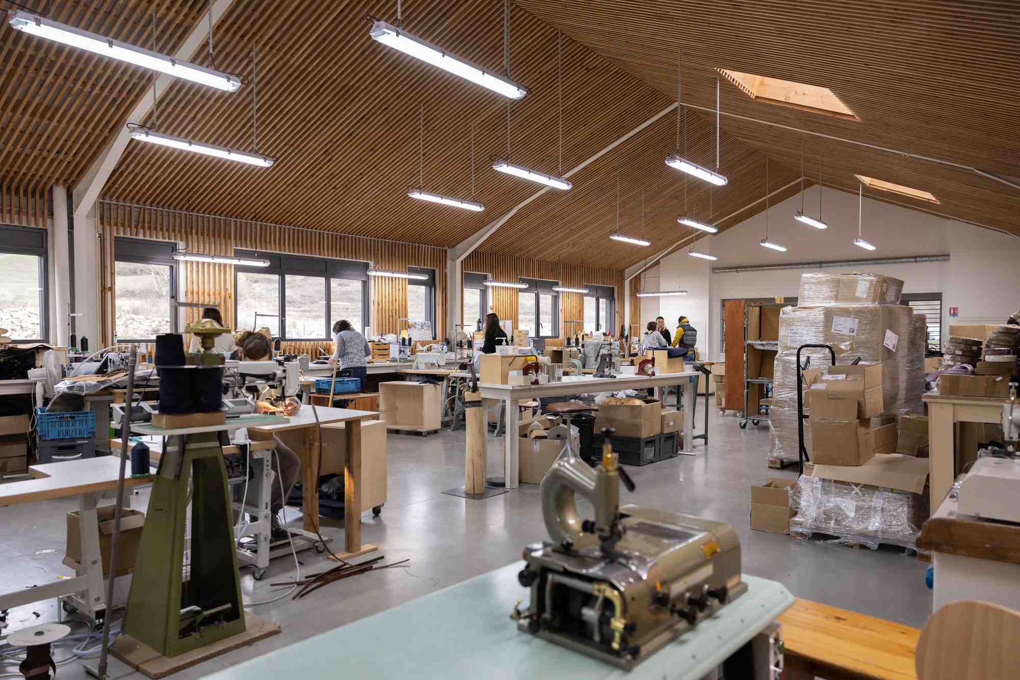 Le maroquinier Bleu de chauffe, installé non loin de Millau, mise sur le bien-être de ses salariés.