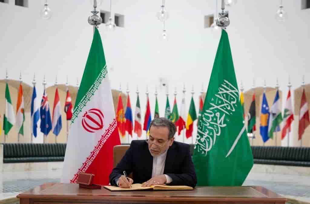 Le ministre des affaires etrangeres de l'iran, abbas araqchi, signe un document officiel a son arrivee a riyad, en arabie saoudite