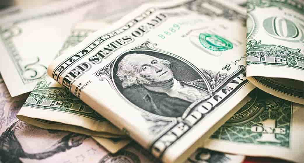 Comment protéger vos placements en cas de baisse du dollar ? Marc Fiorentino prodigue ses conseils.