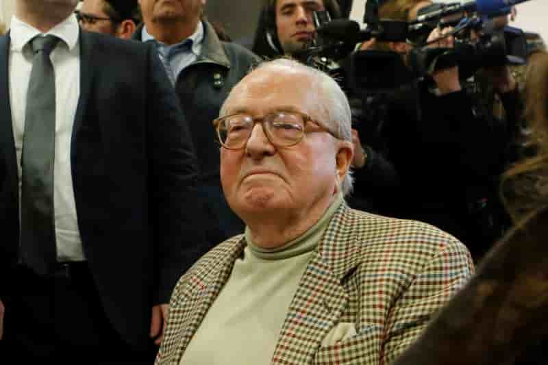 Jean-marie le pen reste en politique