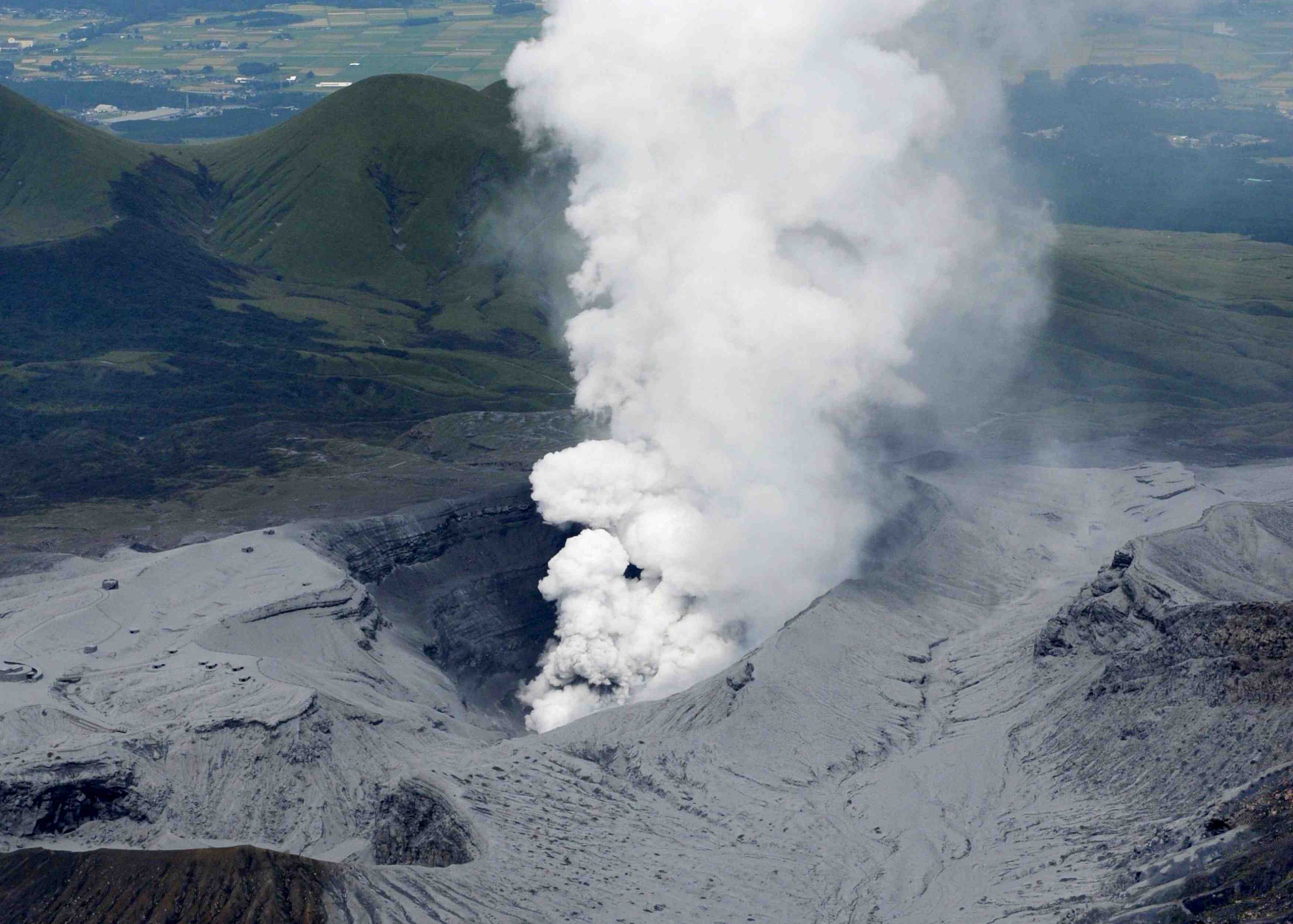 Eruption du mont aso au japon