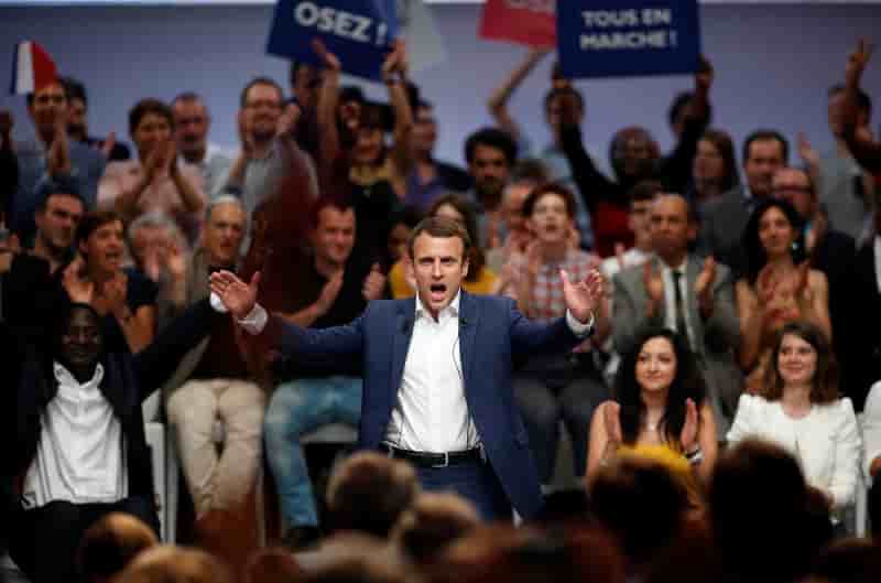 Emmanuel macron n’exclut pas de se presenter en 2017