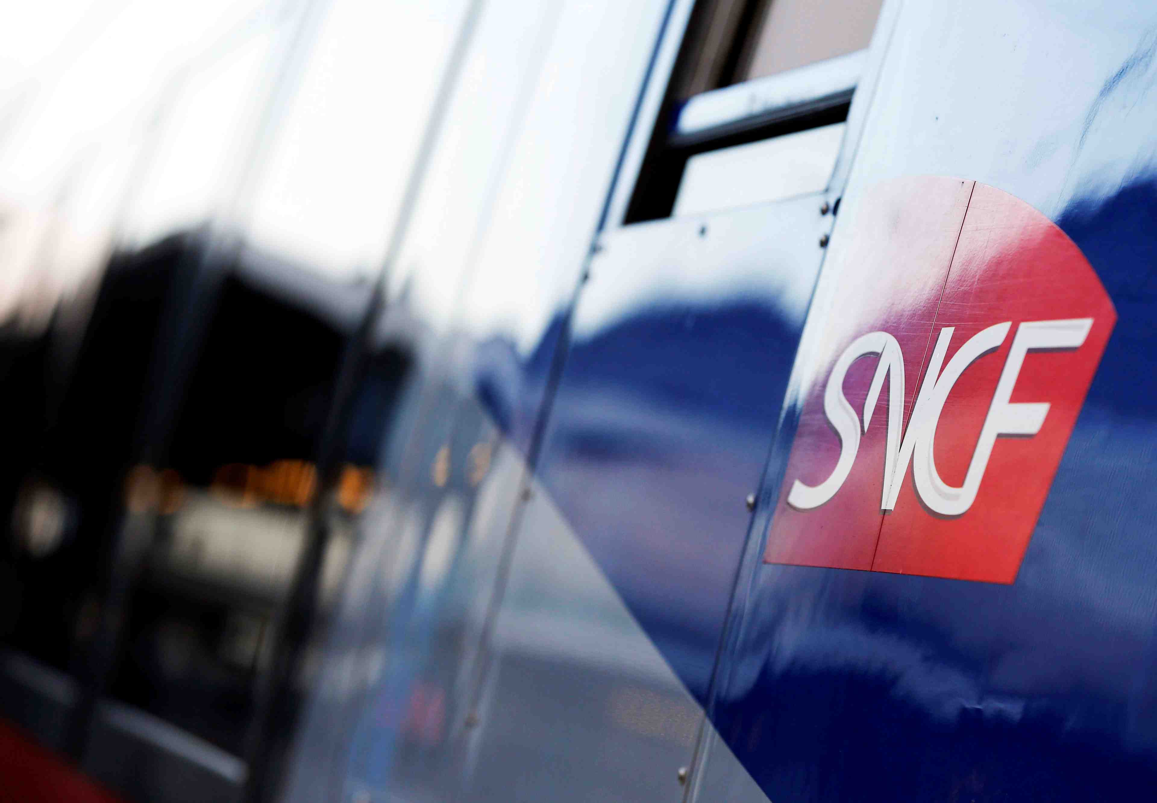Sncf: borne defend sa methode face aux mises en garde des syndicats