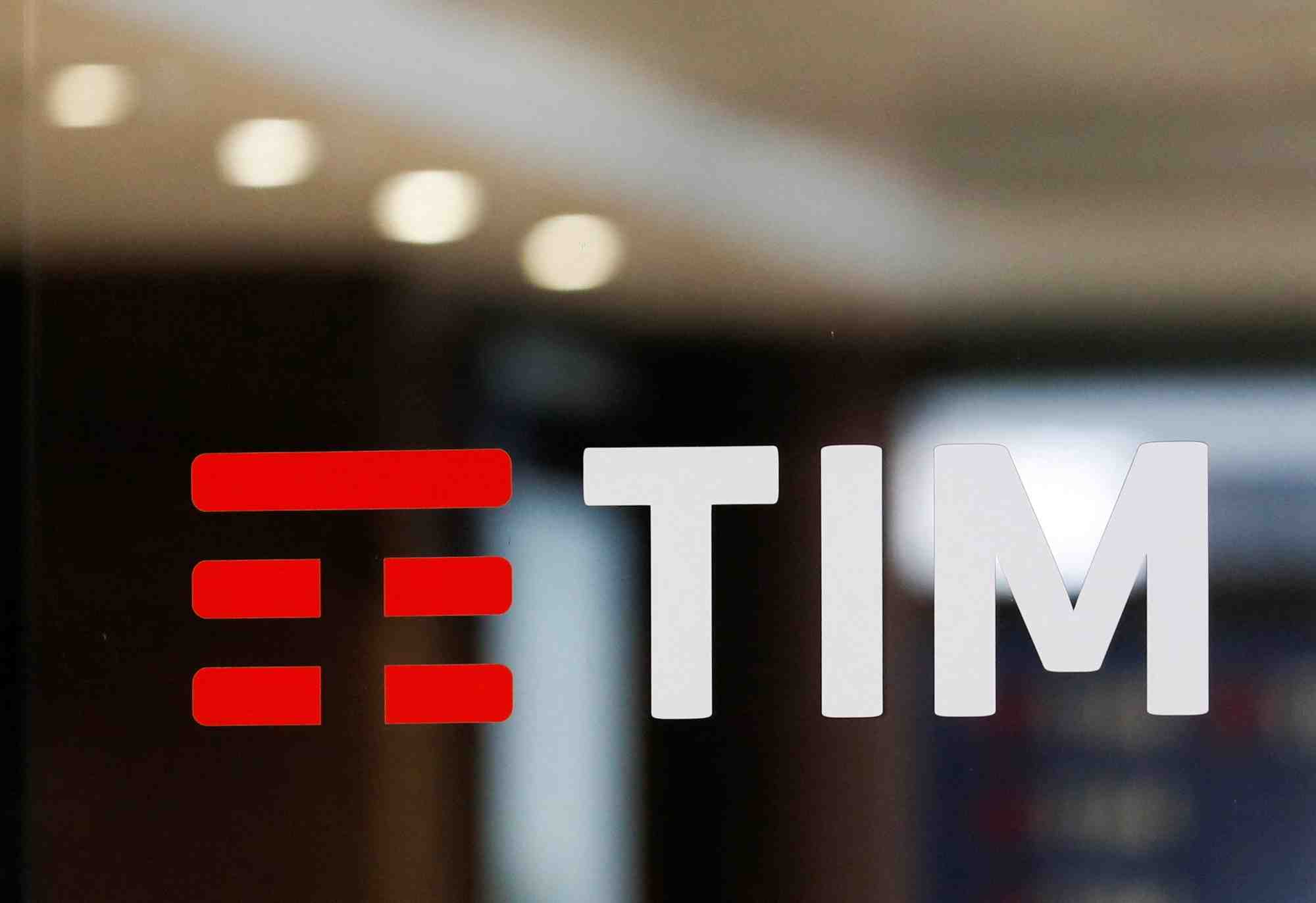 Le logo de tim est visible au siege de l'entreprise