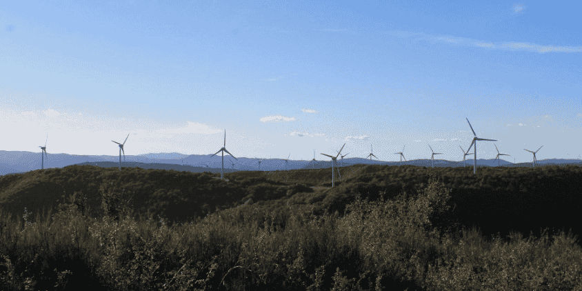 Sept éoliennes tournent depuis 2016 à Bernagues, sur la commune de Lunas (Hérault), sur les crêtes du massif de l'Escandorgue.
