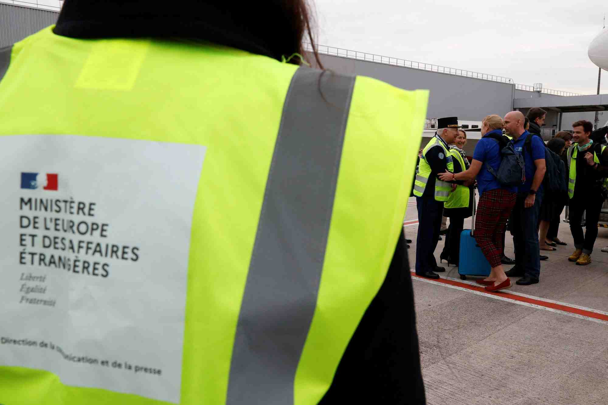 Des ressortissants francais et d'autres citoyens europeens sont evacues du soudan