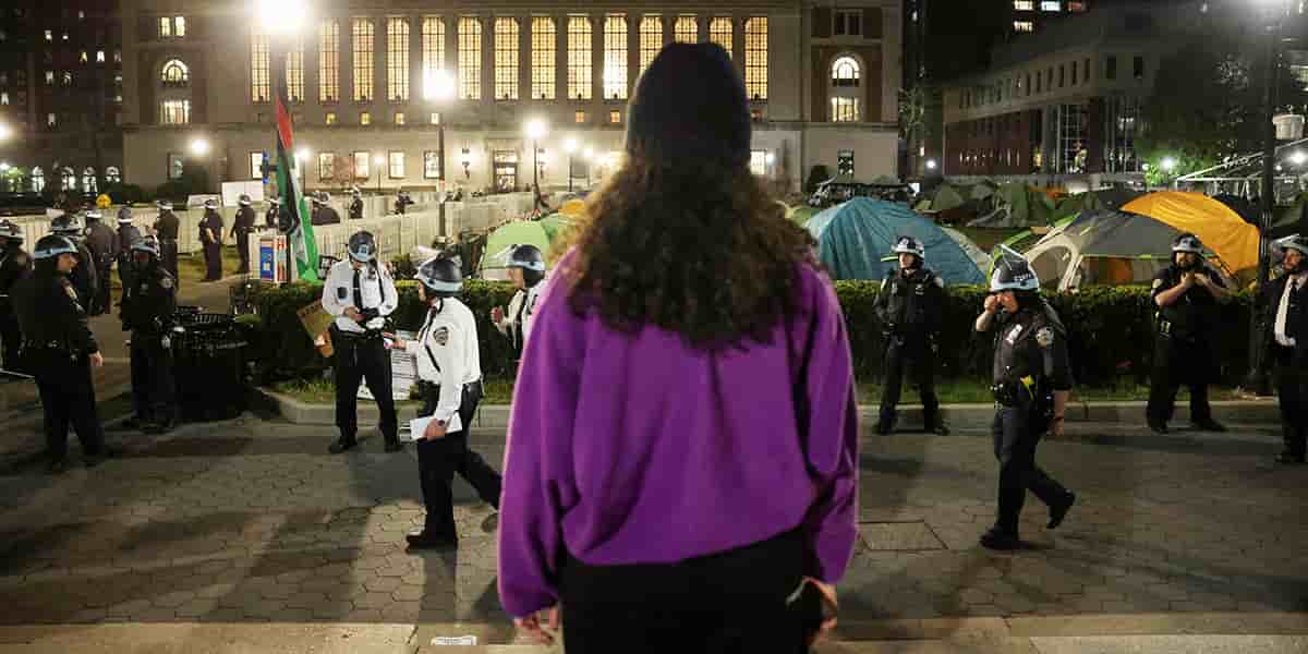 Dernières heures, mardi, de deux semaines de blocage de Columbia par les étudiants propalestiniens. Le campement et le grand hall de l’université seront évacués tard dans la nuit par des centaines de policiers.