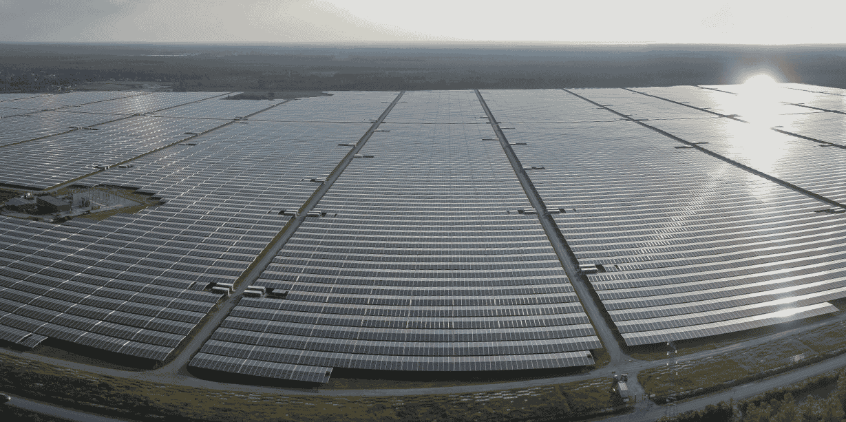 Depuis fin 2015, la centrale solaire de Cestas, au sud de Bordeaux, déploie ses 996.000 panneaux sur plus de 250 hectares.