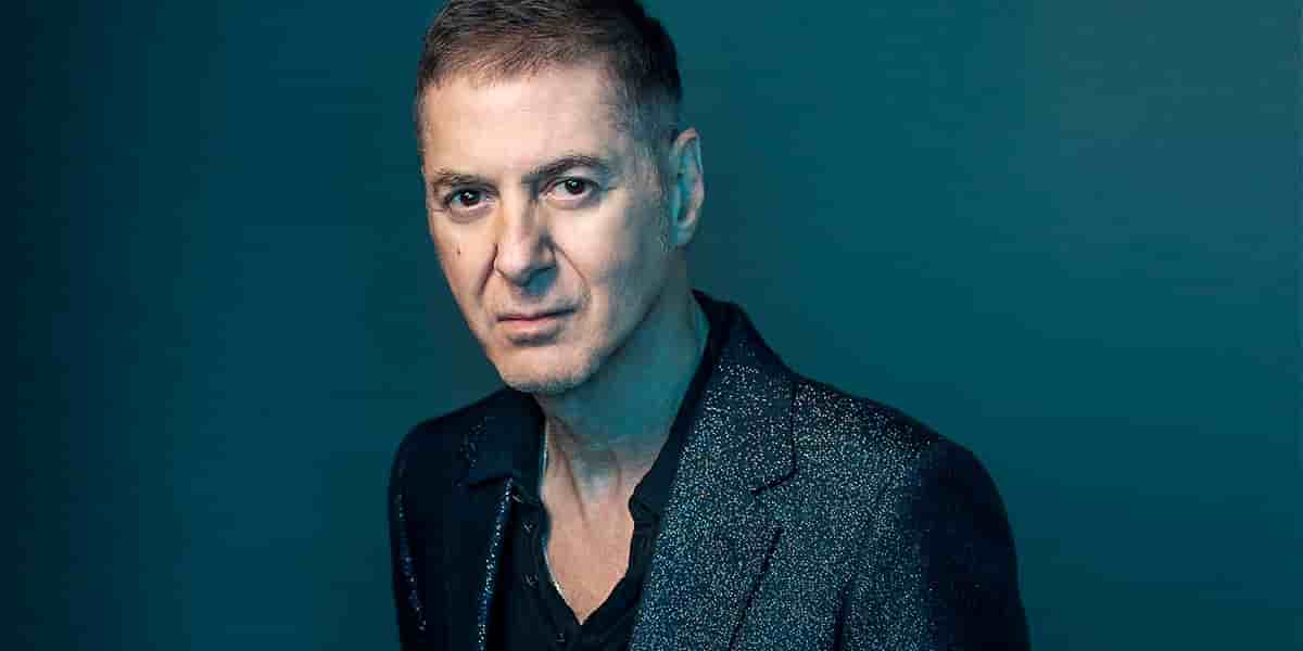 Etienne Daho sort un album live où il se livre comme jamais, il ne la fait.