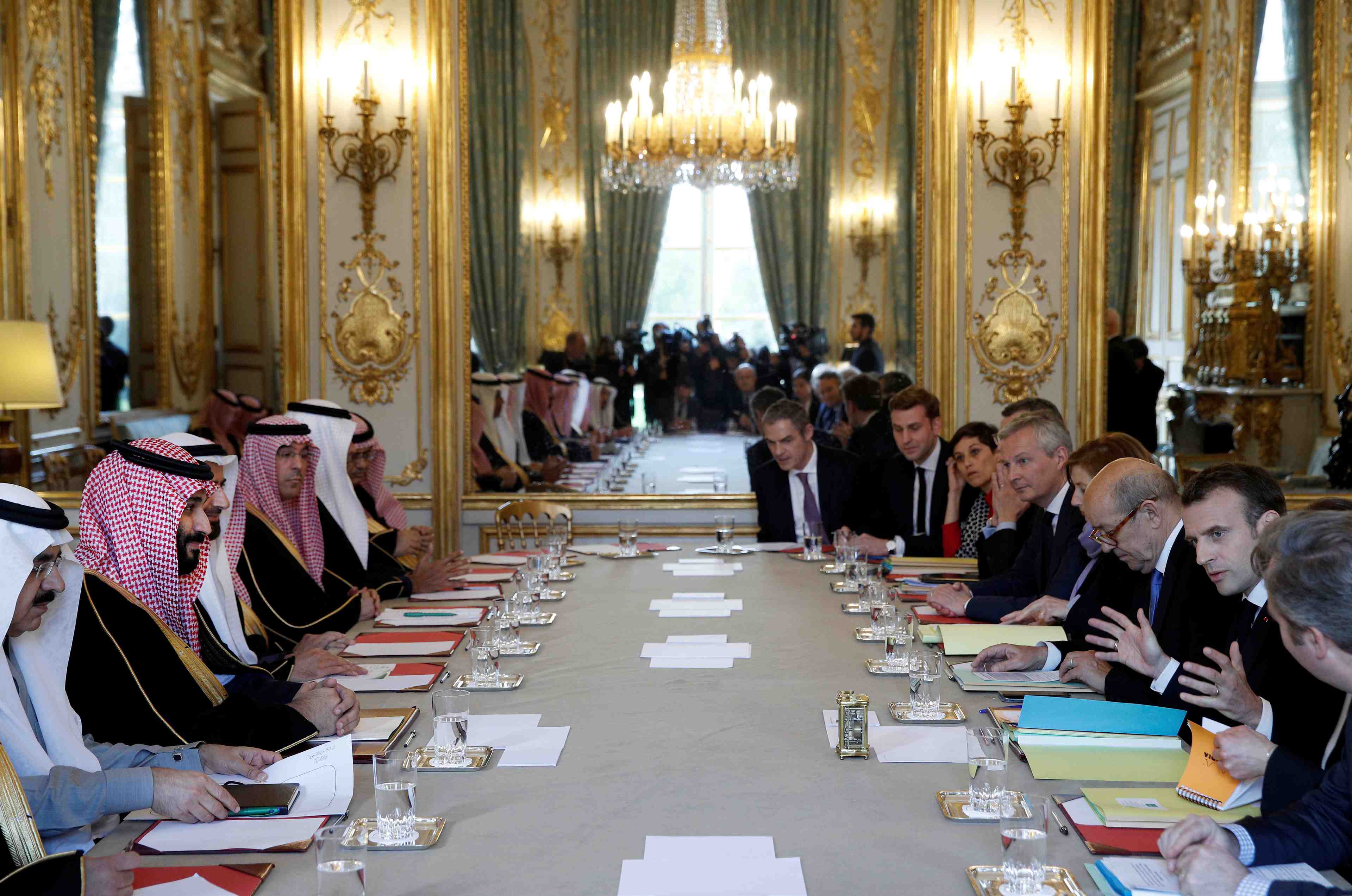 Echange entre "mbs", hariri et macron a l'elysee