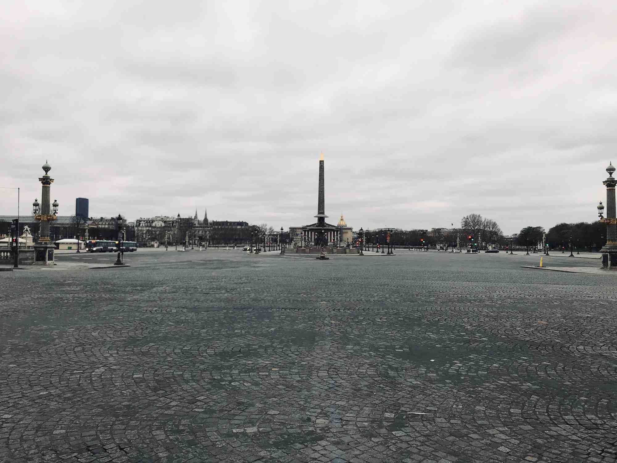 Ce dimanche 29 mars, 3,381 milliards de personnes dans le monde étaient appelées ou astreintes à rester confinées chez elles. Ici, une vue de Paris déserte.
