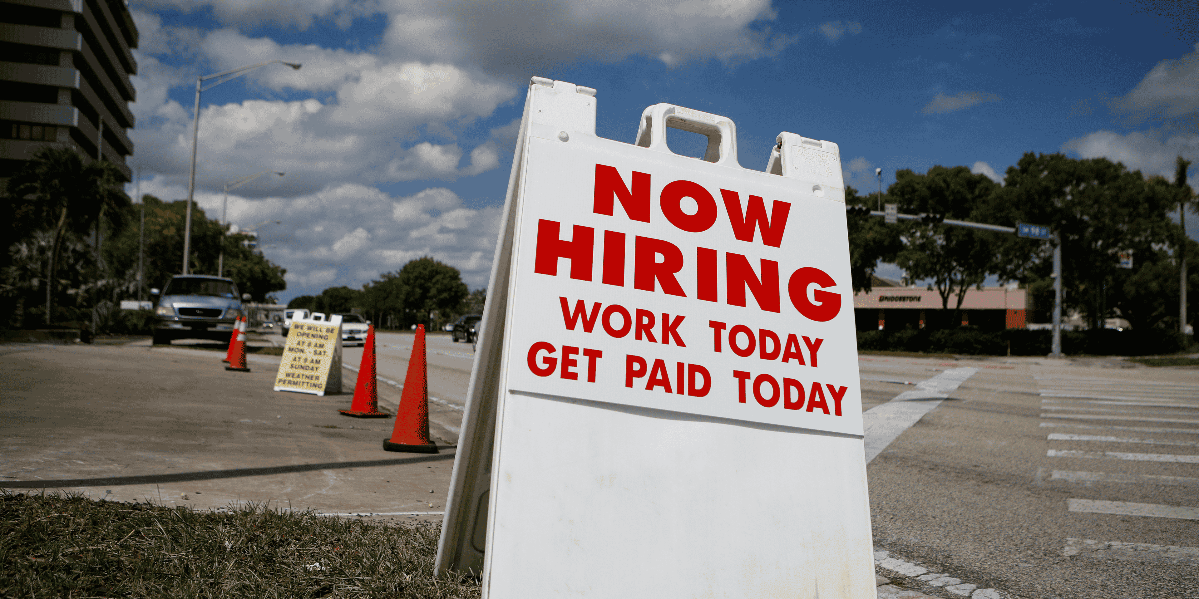 Illustration chômage / emploi / recrutement États-Unis : un panneau indique "Nous embauchons", à Miami, en Floride