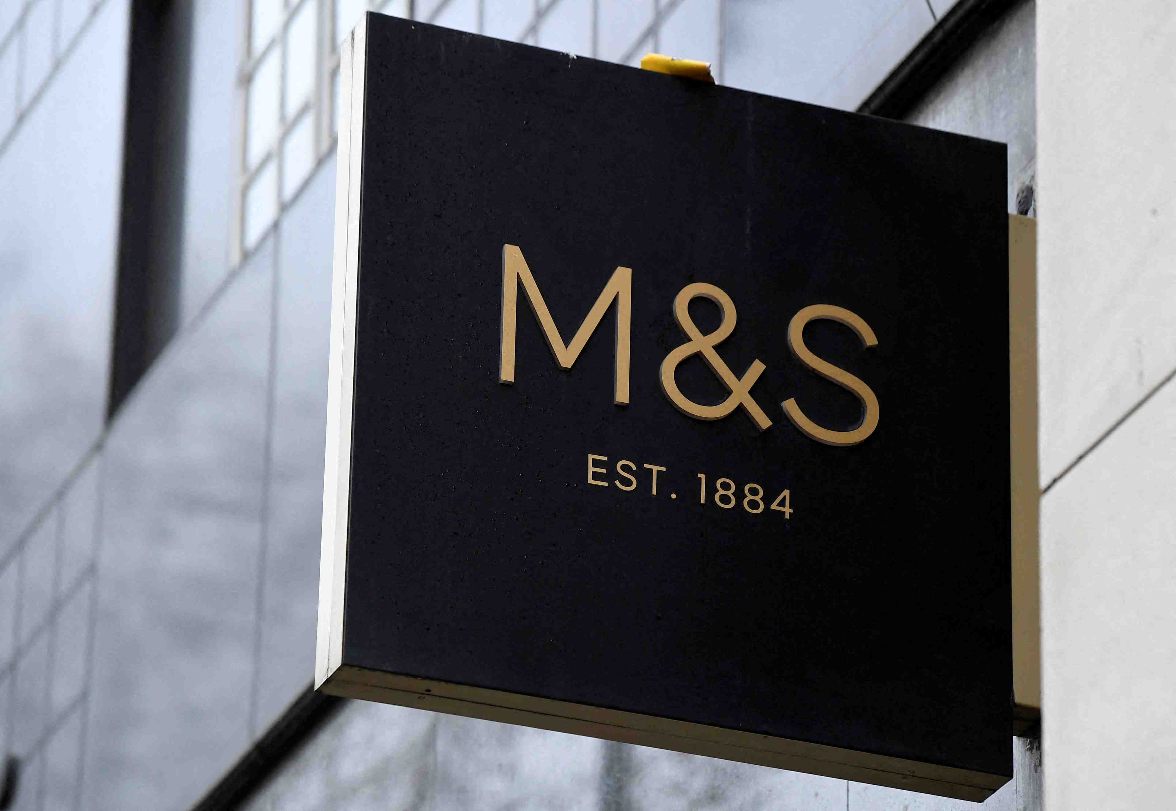 M&s decoit sur sa prevision annuelle et chute en bourse