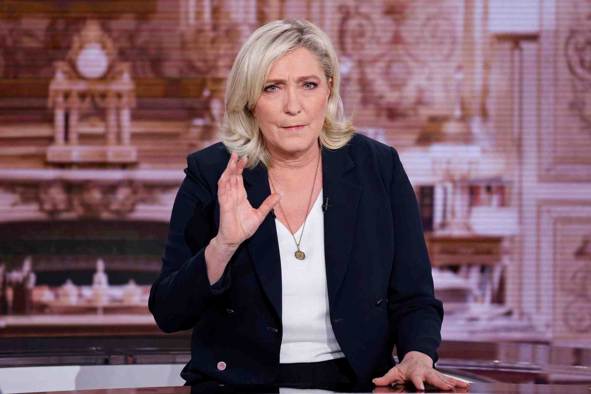 Marine le pen affirme que sa politique ne sera pas dictee par les marches si elle est elue
