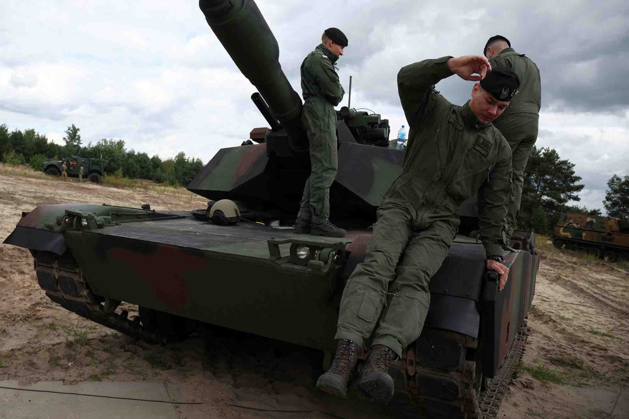 Des soldats polonais sur une base a varsovie