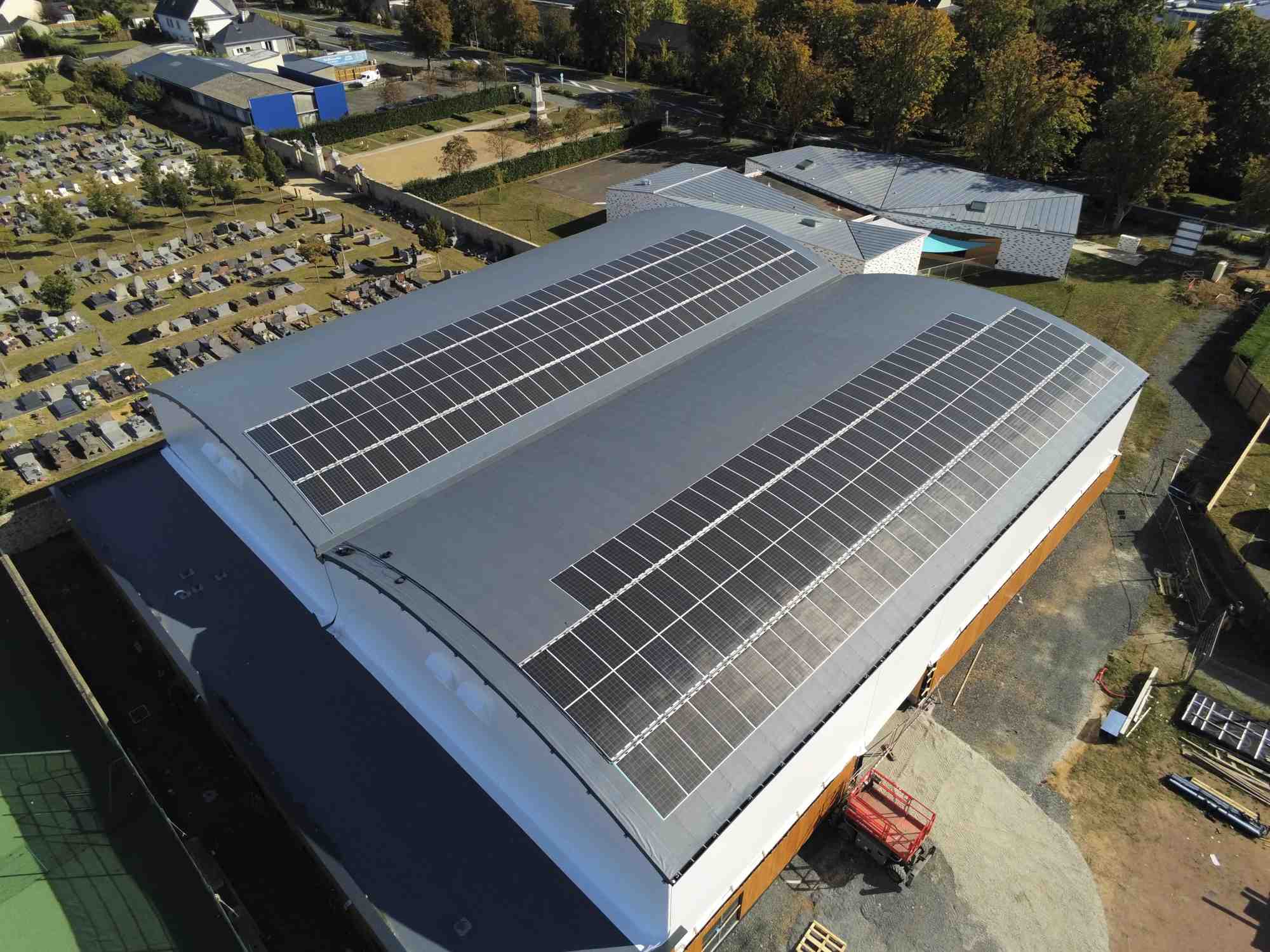 Les panneaux solaires ultra-légers de CréaWatt s'adaptent particulièrement aux grandes surfaces de toitures. Exemple ici avec le gymnase sportif de Durtal dans le Maine et Loire.