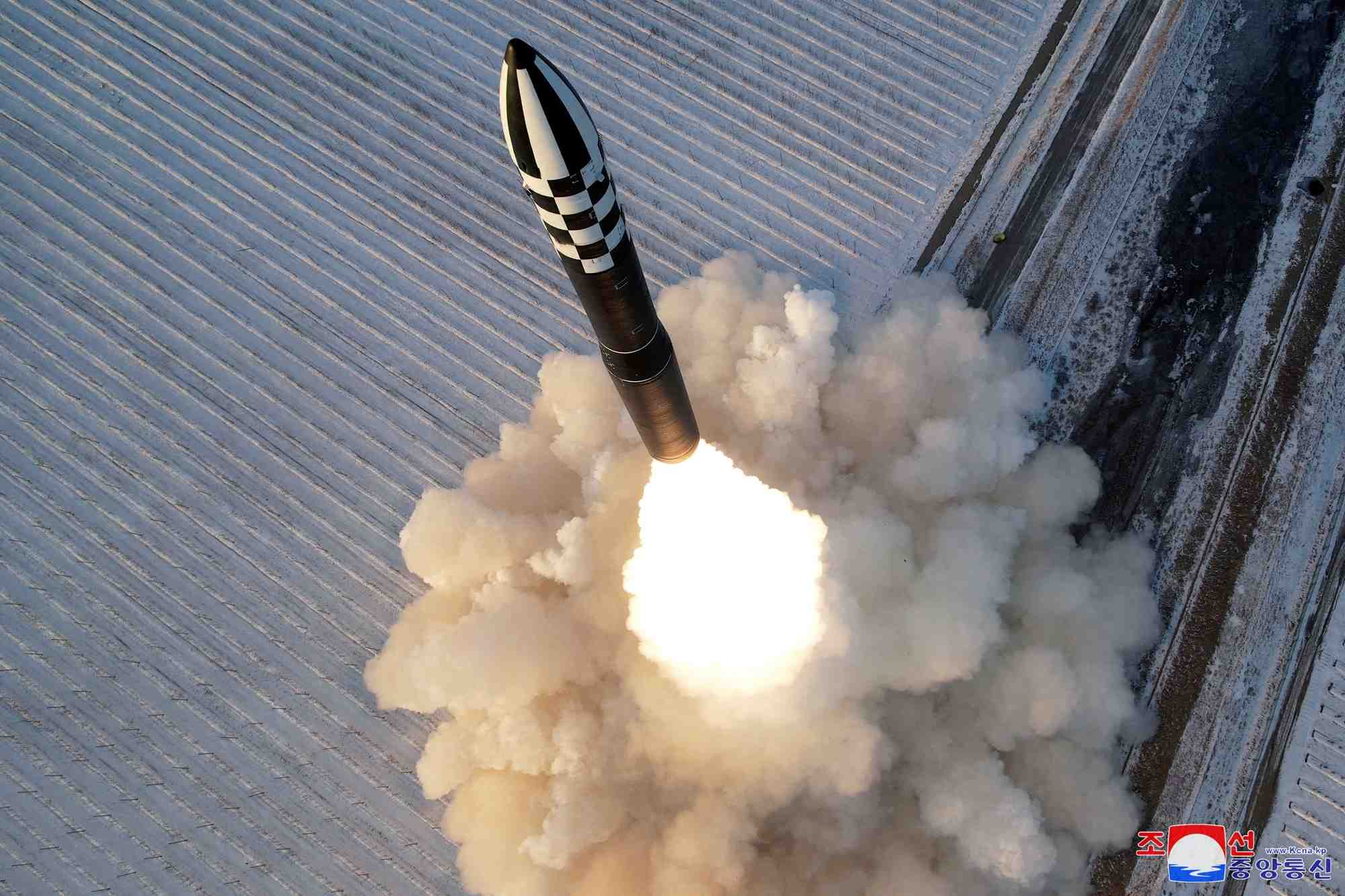 Un missile balistique intercontinental hwasong-18 lors de ce que la coree du nord qualifie de manoeuvre