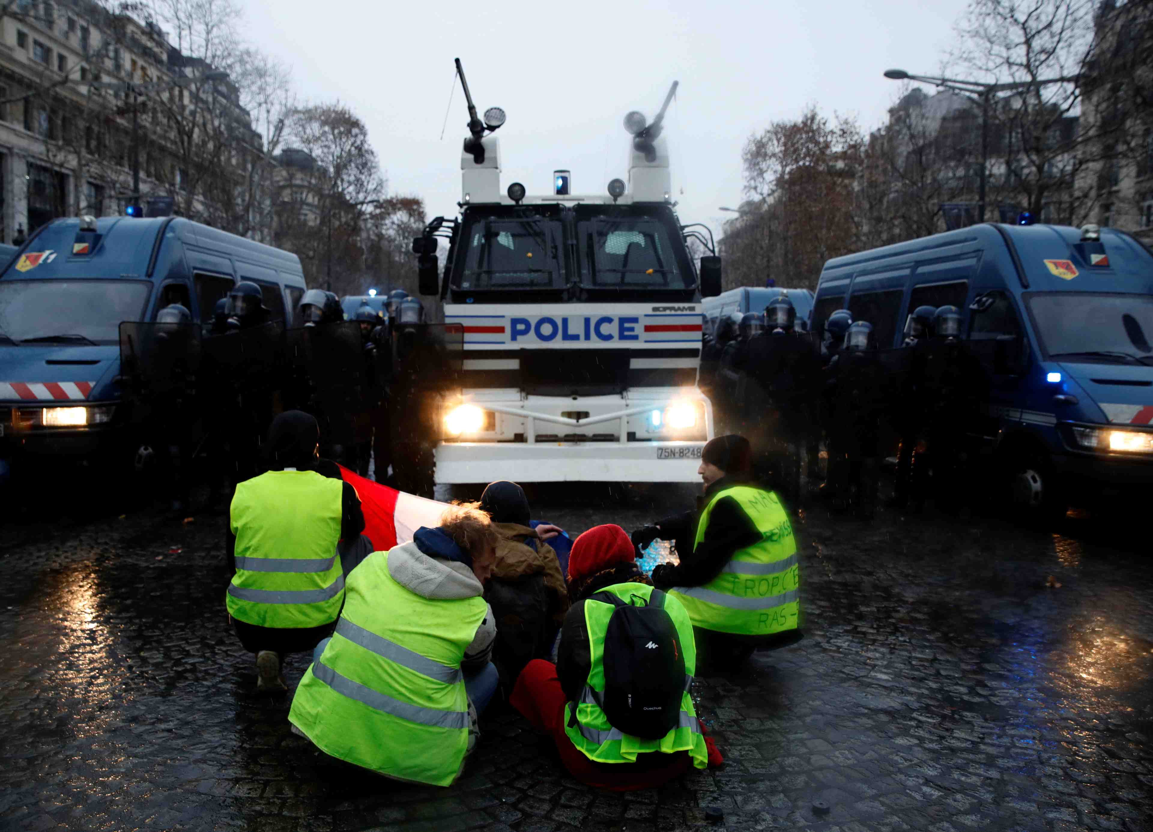 "gilets jaunes": derniere ligne droite avant la "grande concertation"