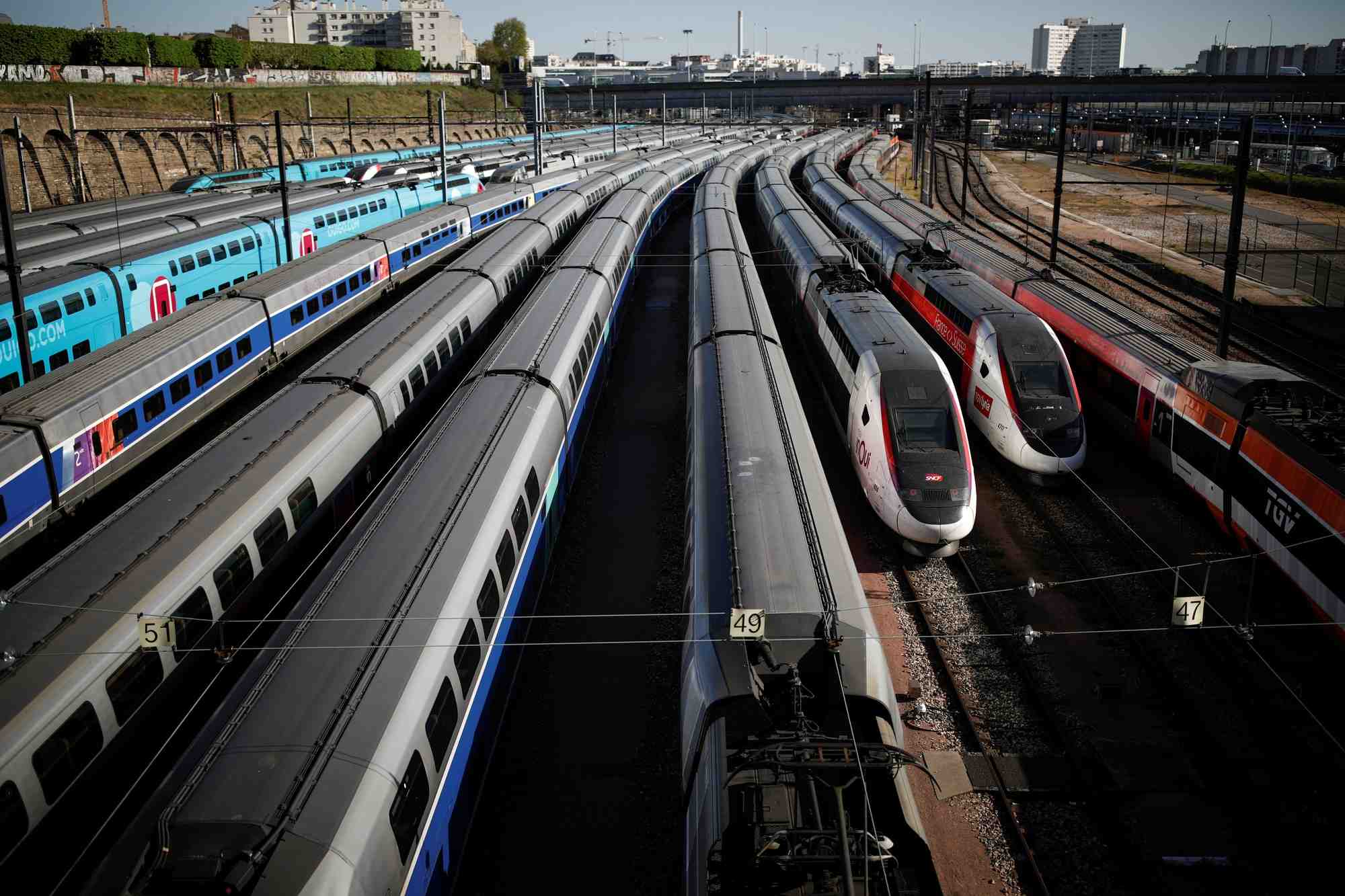 Des TGV sont stationnés près de la gare de Lyon à Paris lors du confinement pour limiter la propagation du coronavirus