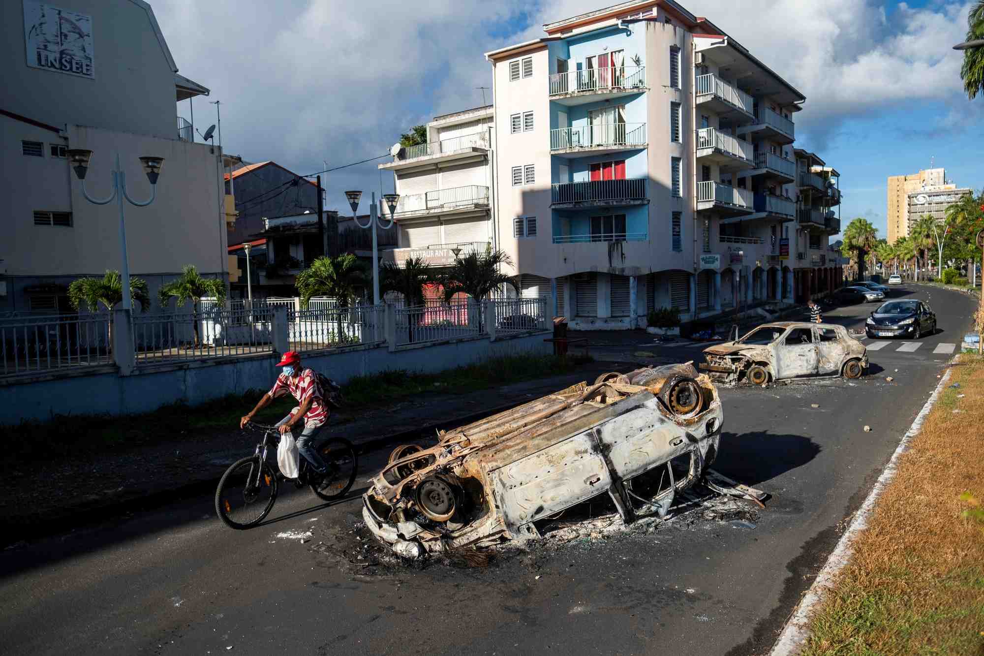 France: tensions persistantes en guadeloupe, appel a la greve generale en martinique