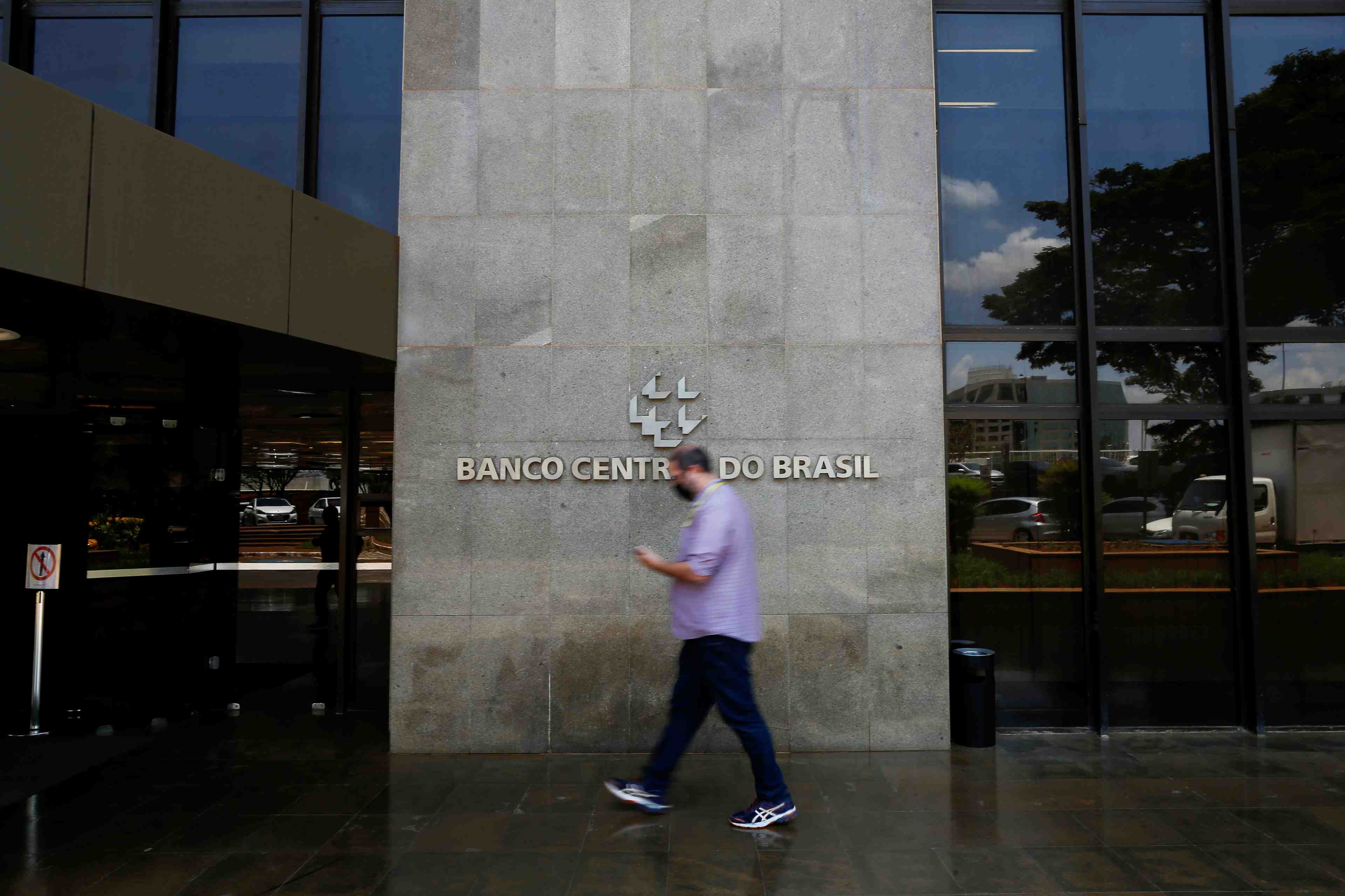 Bresil: la banque centrale choisit une hausse de taux plus importante pour maitriser l'inflation