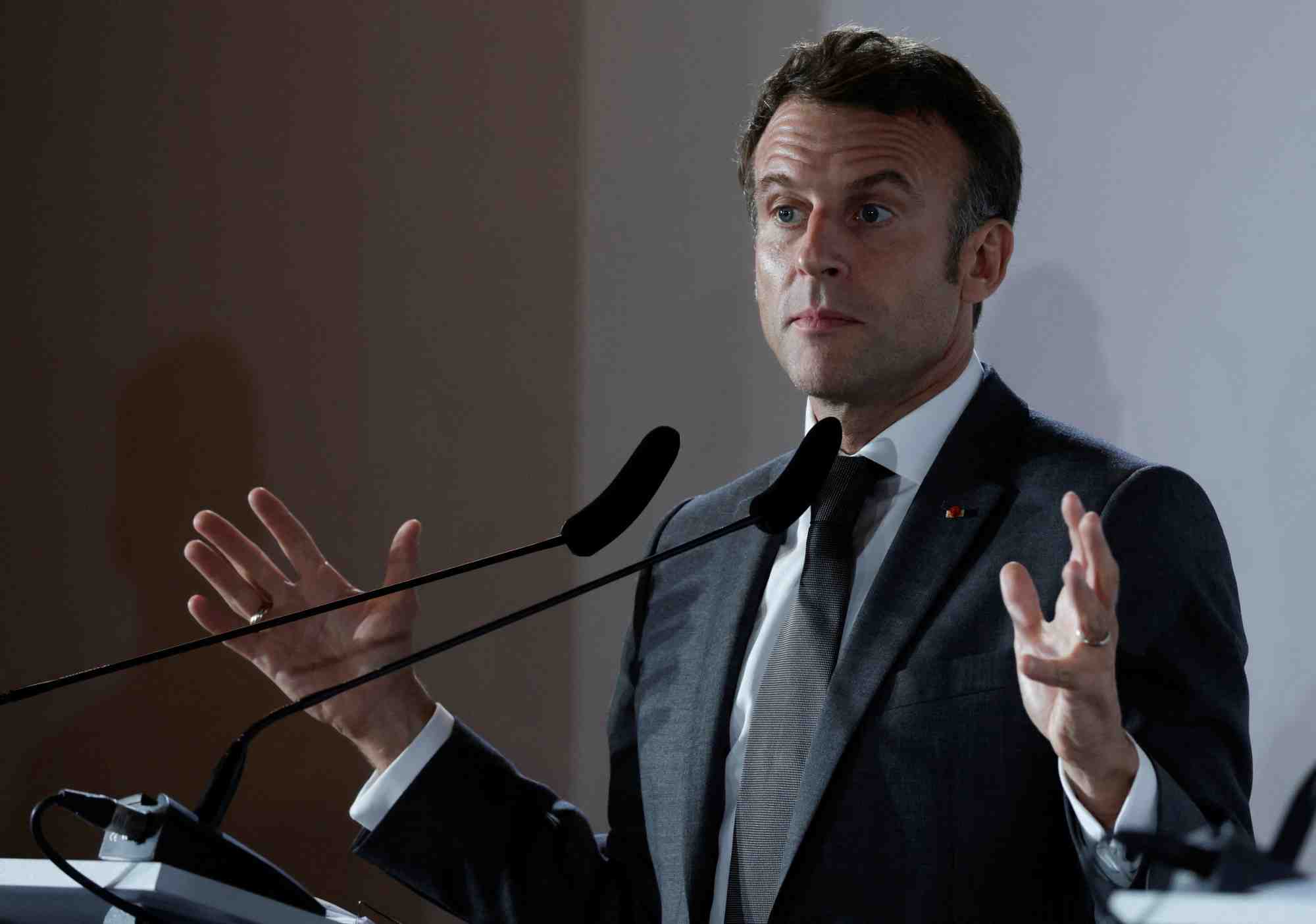 Le president francais emmanuel macron assiste a une conference de presse lors du sommet informel de l'ue