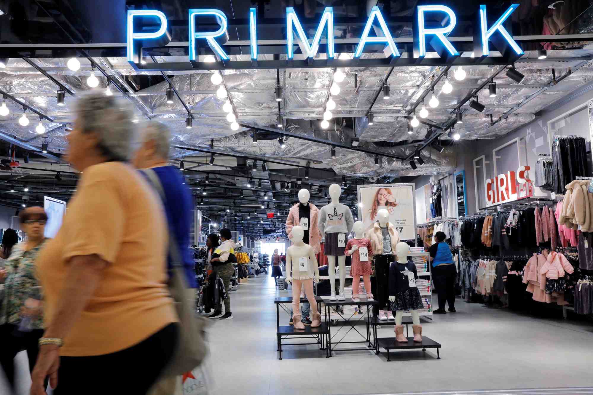 Des articles a vendre sont exposes a l'interieur d'un magasin primark dans le quartier de brooklyn a new york