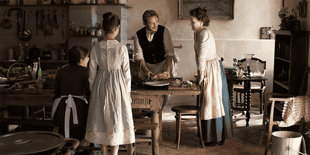 Sous l’œil de Pierre Gagnaire, Benoît Magimel reproduit les gestes enseignés par le chef.