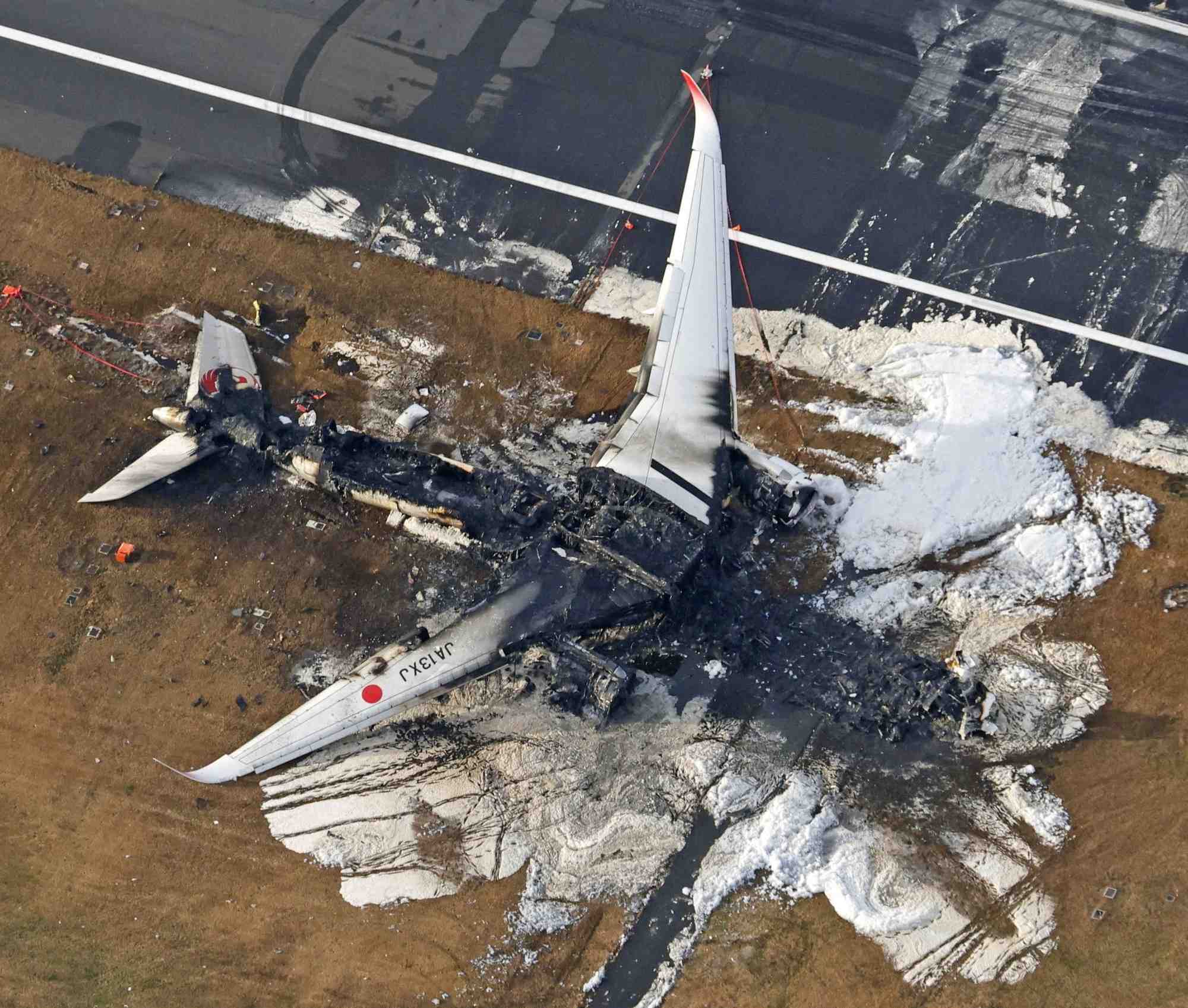 L'ensemble des passagers et membres d'équipage de l'A350 de Japan Airlines ont tous pu évacuer à l'aide de toboggans gonflables avant que l'appareil ne s'embrase complètement.