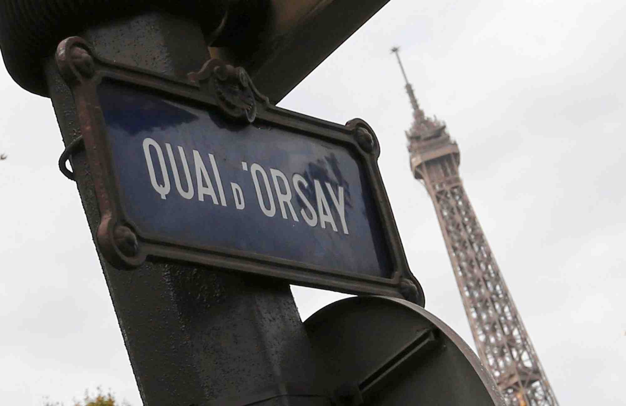 Un panneau de rue indiquant "quai d'orsay" est visible pres de la tour eiffel a paris