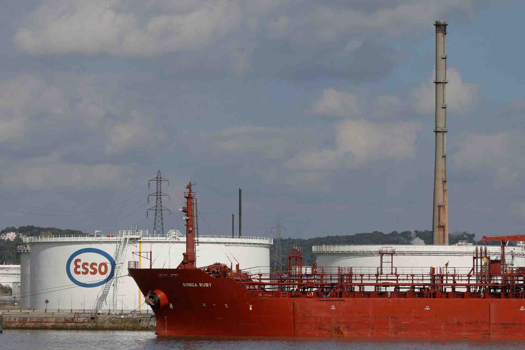 Un petrolier devant la raffinerie de petrole exxonmobil, a port-jerome-sur-seine