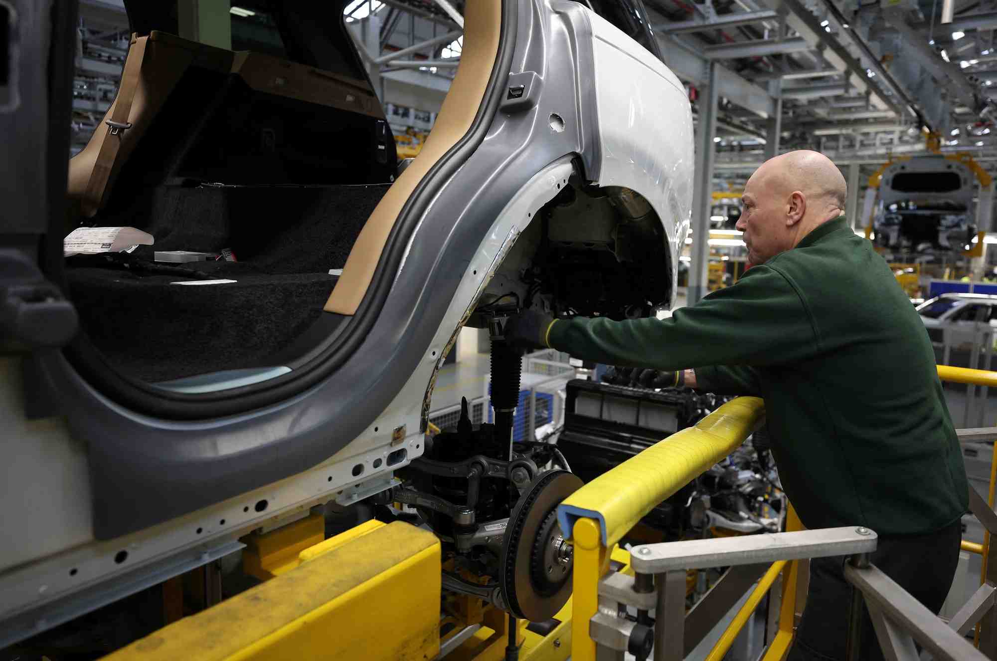 Une personne travaille dans une usine a solihull, en grande-bretagne