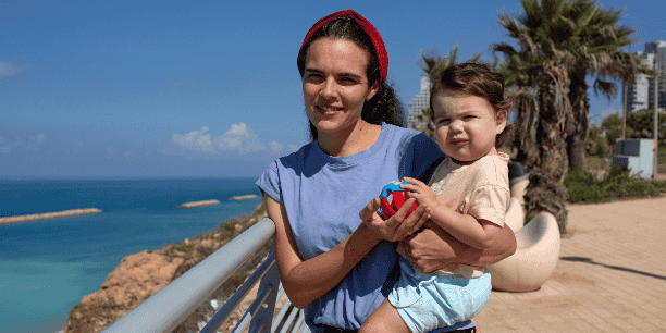 Sarit Lesnick Kurtzman et sa fille, rescapées d’Alumim, attaqué par le Hamas le 7 octobre.