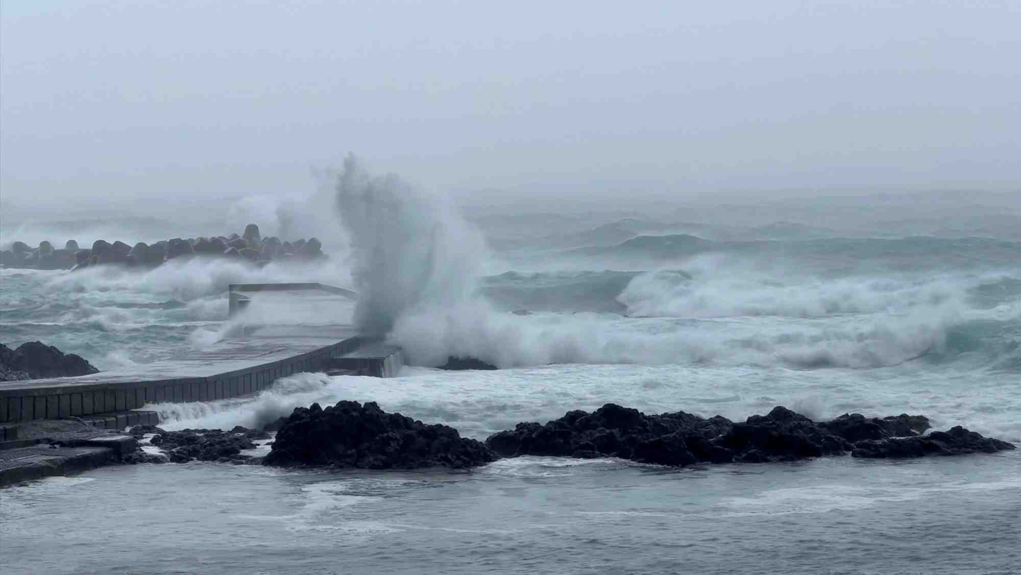 Waves crash amid typhoon ampil
