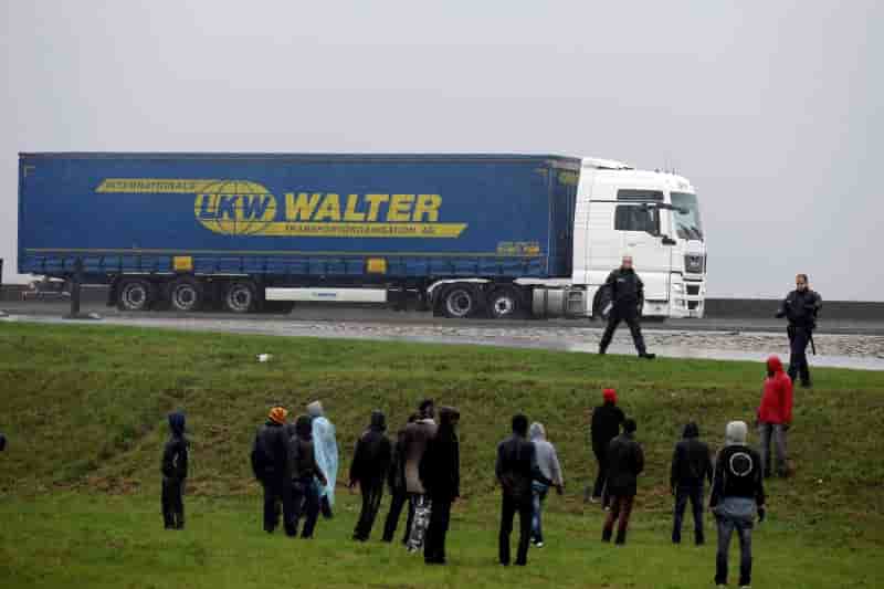 Hrw denonce des violences policieres contre les migrants a calais