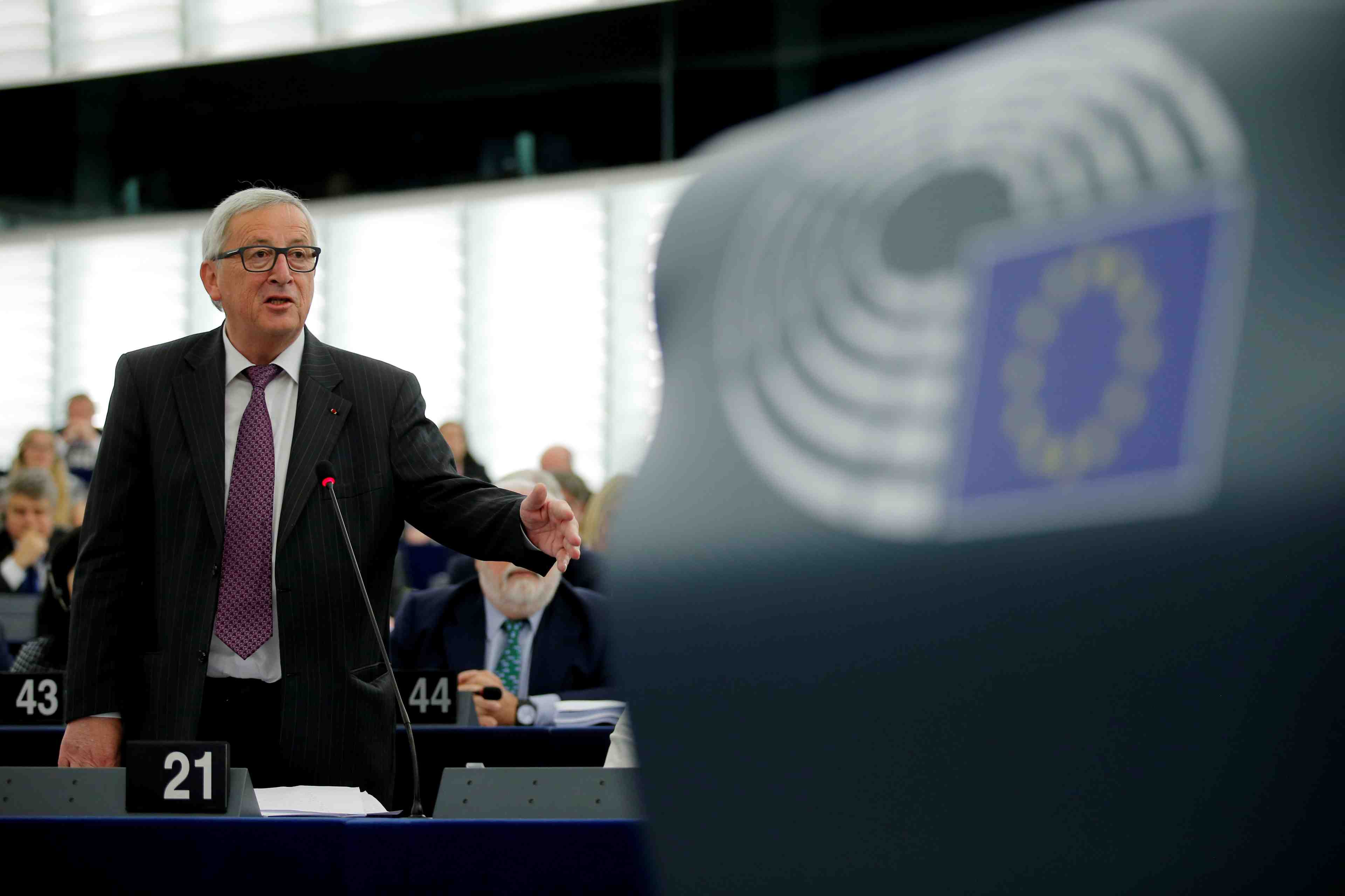 Strasbourg demande a juncker de revoir la nomination de selmayr