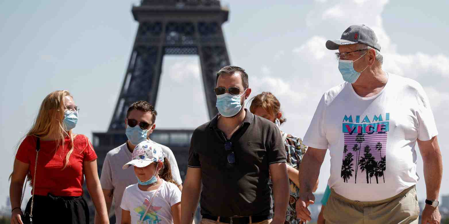 A Paris, habitants et visiteurs doivent désormais porter le masque depuis lundi dans les quartiers les plus fréquentés de la ville pour tenter de freiner un rebond du coronavirus, en dépit de températures caniculaires. La mesure concerne une centaine de rues situées dans la quasi-totalité des arrondissements de la ville.