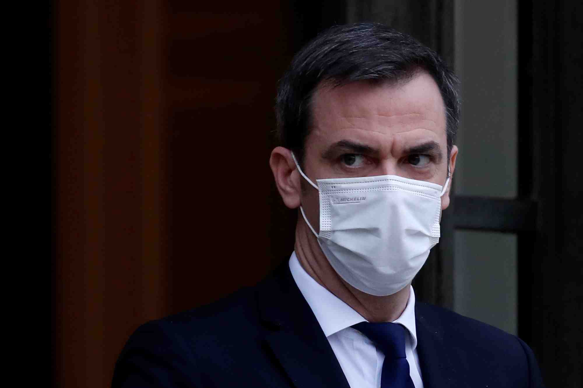 Coronavirus: le ministre de la sante, olivier veran, s'est fait vacciner