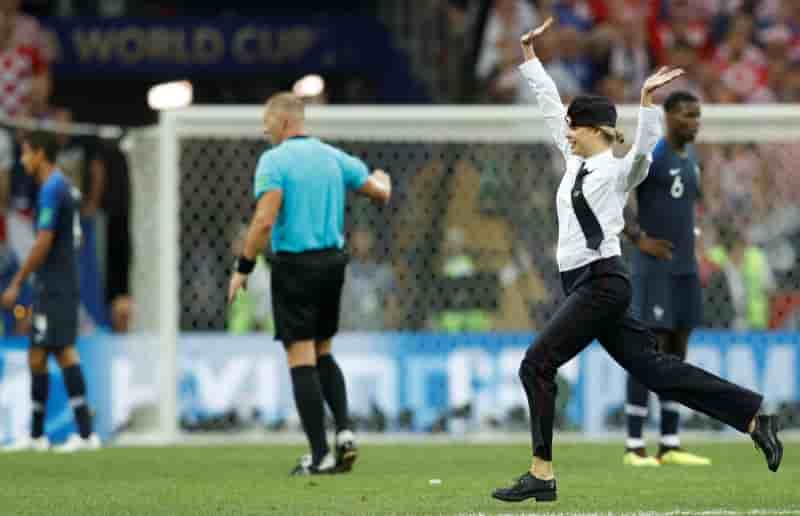 Football: les pussy riot perturbent brievement la finale