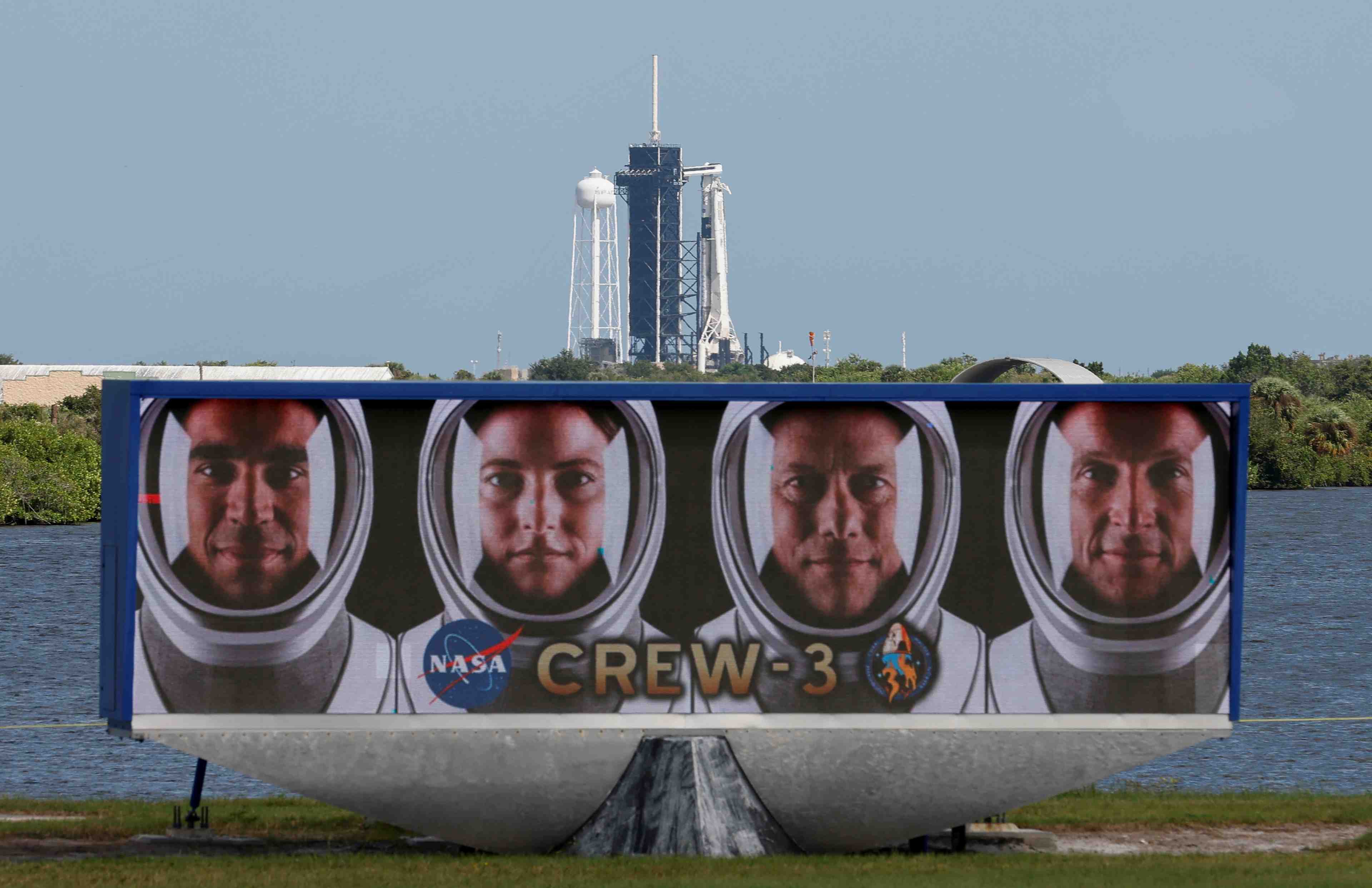 L'equipage de la mission crew-2 a quitte l'iss pour regagner la terre