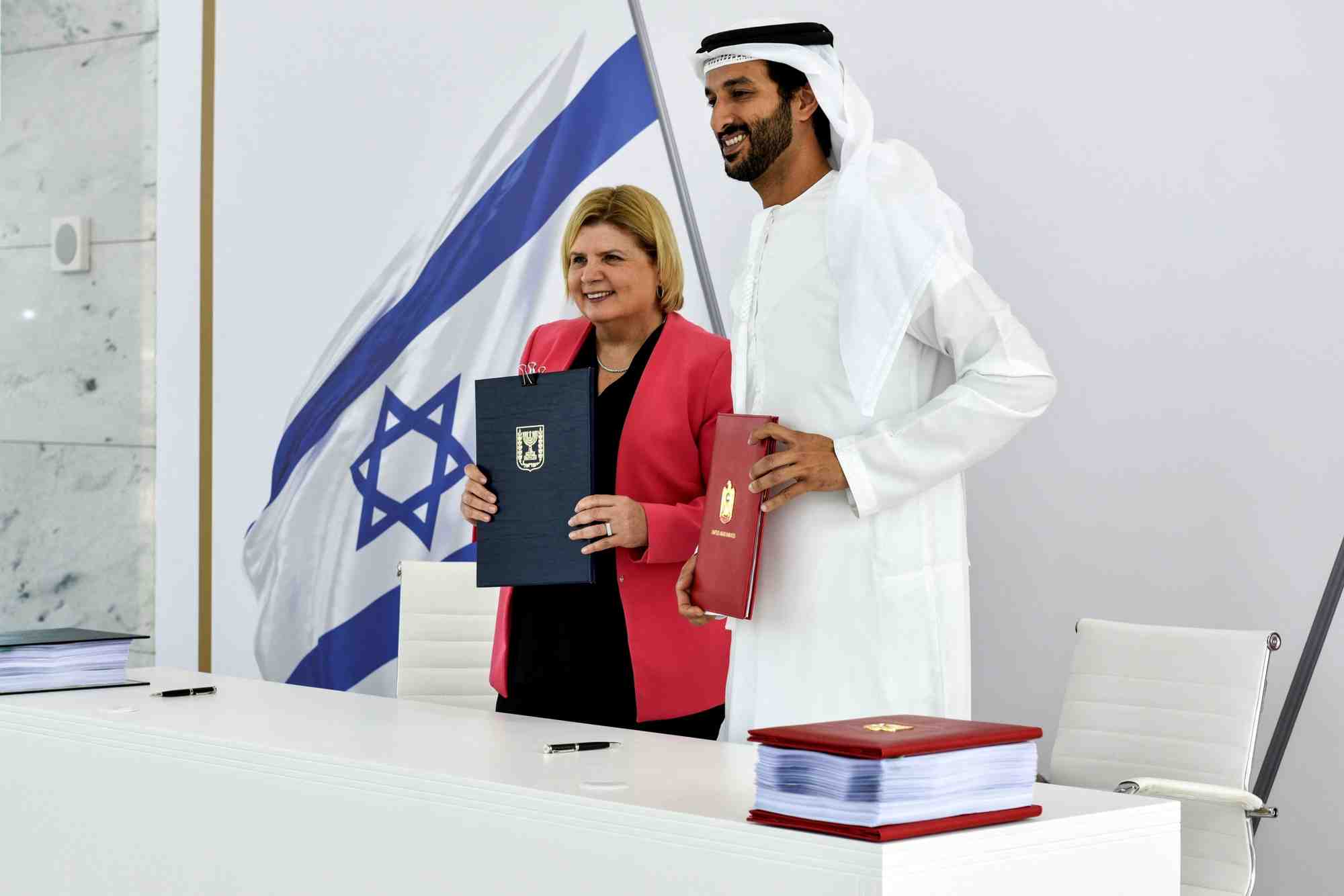 Israel et les emirats arabes unis signent un accord de libre-echange