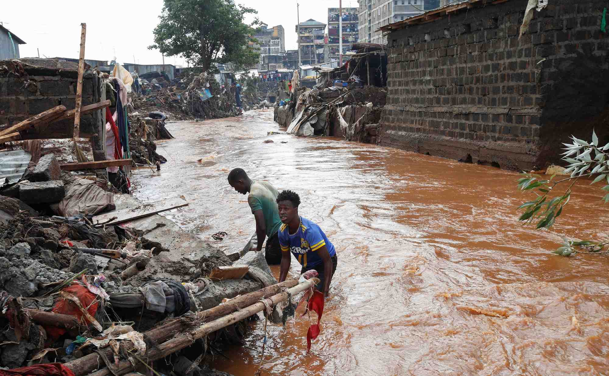 Les habitants de nairobi fouillent les decombres apres une inondation