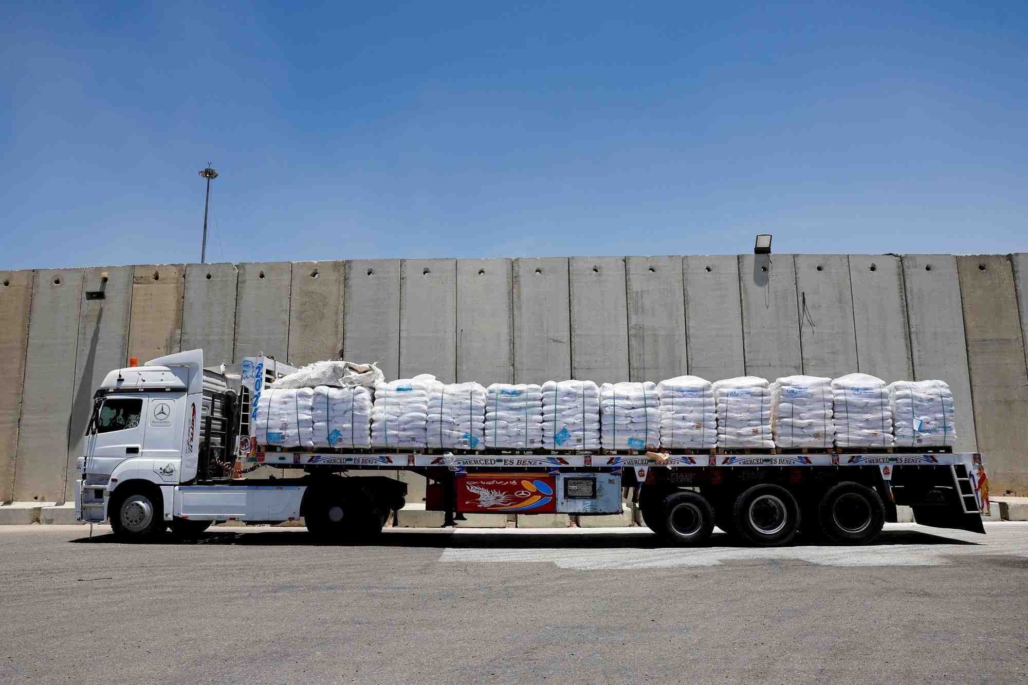 Un camion egyptien transportant de l'aide humanitaire pour la bande de gaza