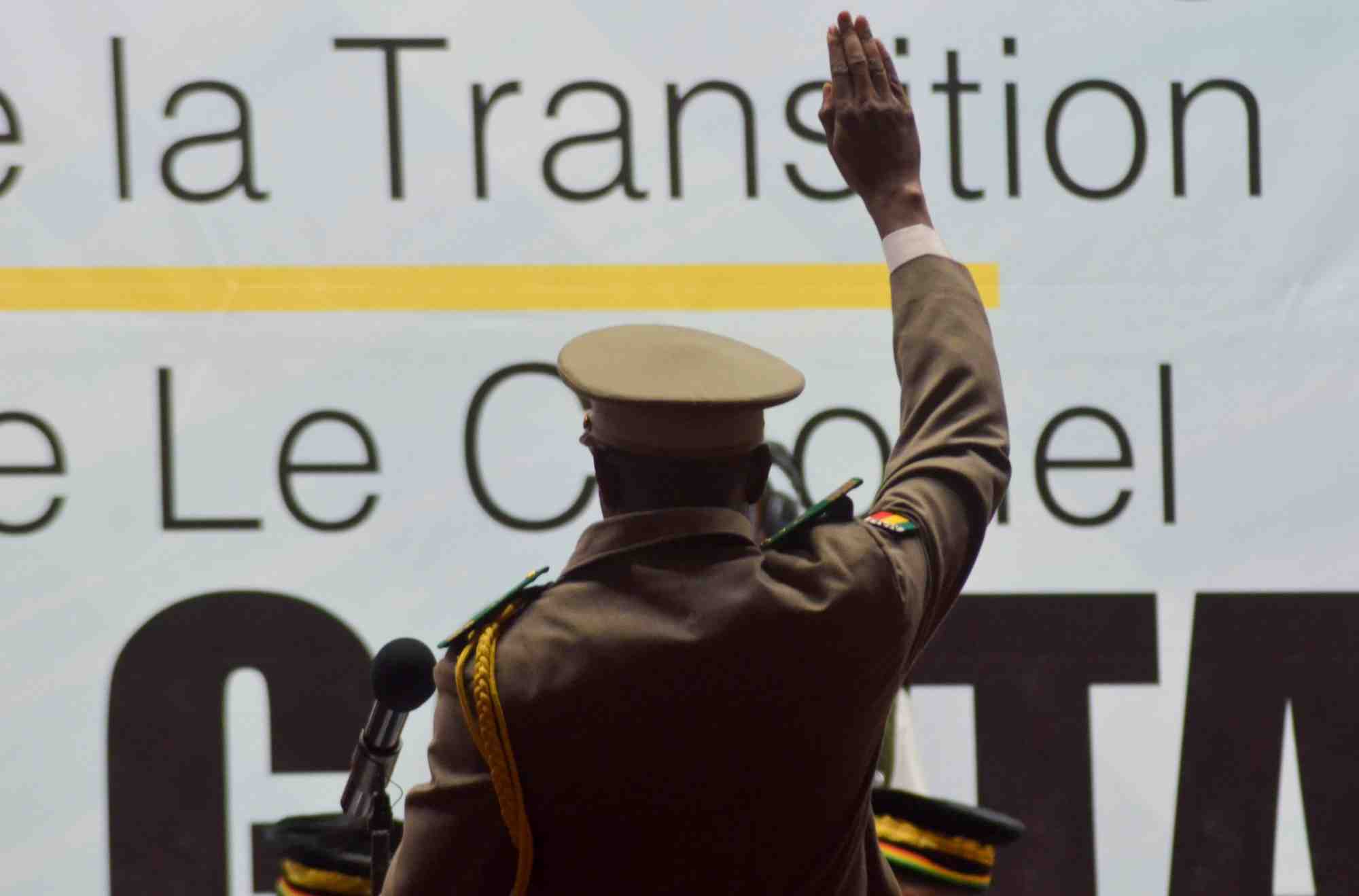 Le colonel assimi goita lors de sa ceremonie d'investiture a bamako en 2021.